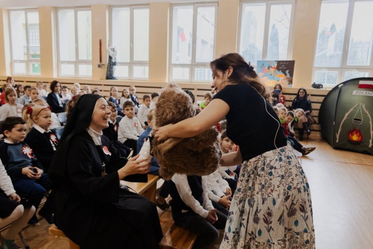 10.11.2023_Szkolne obchody Dnia Niepodległości_zdjęcia Matylda Wiśniewska 6a