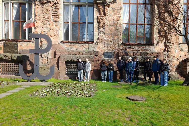 26.03.2024_8a_Śladami bohaterów książki "Kamienie na szaniec" 